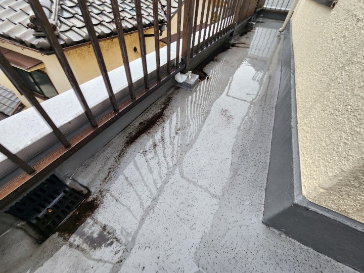 ベランダは水が流れにくく、滞水しやすい状況