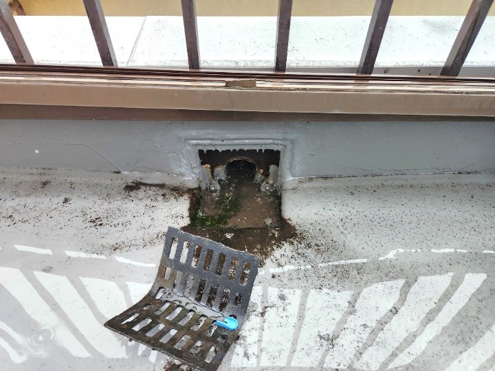 排水口が詰まっており、ベランダの排水不良を招いていた