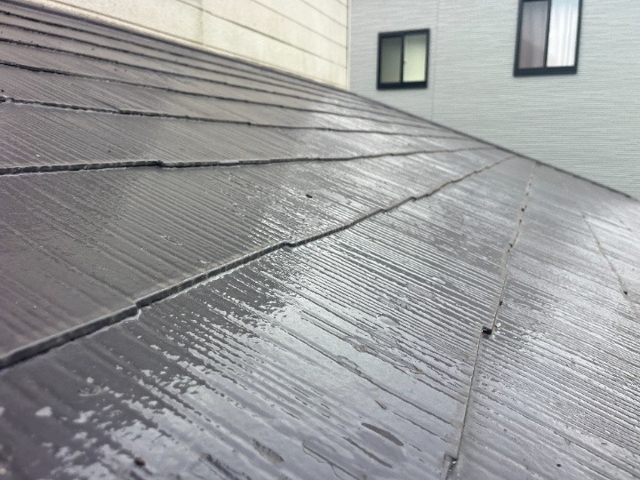 雨漏り箇所真上の劣化したスレート屋根の状態を確認